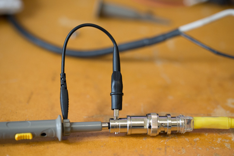 Probe connected to pulse generator like above, except a short wire ground lead is used instead of the direct clip